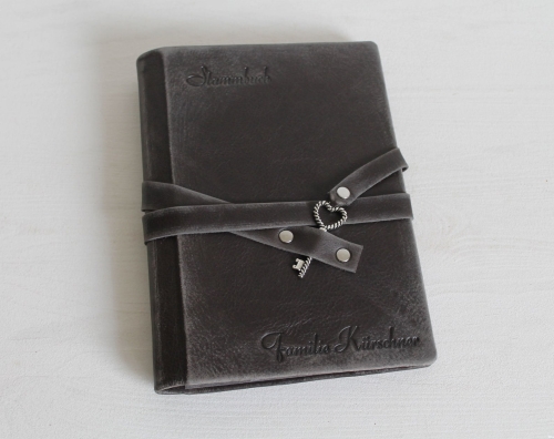 Stammbuch "Herz-Schlüssel" aus schwarzem Leder, im Vintage-Look